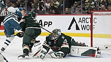 Macklin Celebrini ze San Jose Sharks p�ekonává v souboji obránce Minnesota Wild...