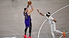 Luka Don�i� z LA Lakers st�ílí p�es Anthonyho Davise z Dallas Mavericks.