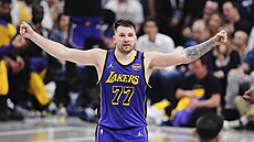 Luka Don�i� z LA Lakers slaví b�hem utkání s Dallas Mavericks.