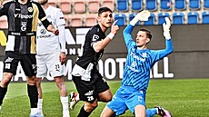 Jakub Ku�era z Hradce Králové se raduje z branky, naopak branká� Milan He�a a...