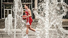 �eská basketbalová reprezentantka Karolína �otolová p�ed Janá�kovým divadlem.