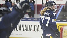 Finská hokejistka Susanna Tapaniová slaví gól ve �tvrtfinále MS proti �védsku.