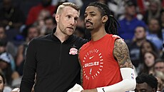 Finský trenér Tuomas Iisalo promlouvá ke svenci Ja Morantovi z Memphis...