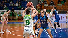 Charlotte Velichová z Levhartic Chomutov brání Karolinu otolovou z KP TANY...