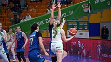 Petra Malíková z KP TANY Brno se tlaí do zakonení v zápase proti Levharticím...