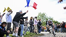 Nizozemský cyklista Mathieu van der Poel b�hem klasiky Pa�í��Roubaix.