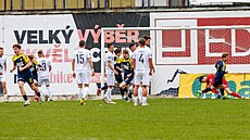 Fotbalisté Varnsdorfu se prosazují proti Vykovu.