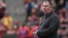 Do�asný mladoboleslavský kou� Josef Jinoch sleduje zápas se Spartou.