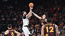 Vojtch Hruban z Nymburku zakonuje v zápase s Galatasarayem.