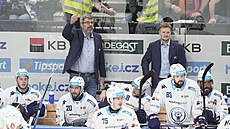 Brn�nský trenér Kamil Pokorný se hlásí na st�ída�ce b�hem sedmého semifinále s...