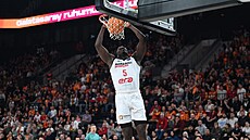 Tylan Birts z Nymburku zakon�uje v zápase s Galatasarayem.