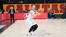 Ondej Sehnal z Nymburku stílí bhem zápasu s Galatasarayem.