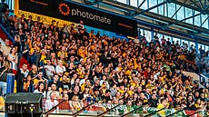 Písetí fanouci sledují tvrtfinále NBL na zimním stadionu.