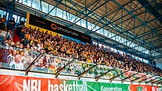 Píse�tí fanou�ci sledují �tvrtfinále NBL na zimním stadionu.