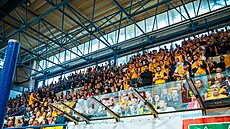 Píse�tí fanou�ci sledují �tvrtfinále NBL na zimním stadionu.