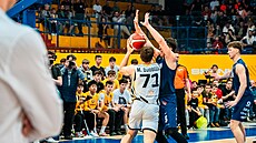 Martin Svoboda z Písku se tlaí do zakonení ve tvrtfinále NBL proti Dínu.
