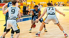 Jordan Ogundiran z D��ína hledá cestu skrze píseckou obranu ve �tvrtfinále NBL.