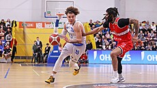 Noah Carter z Olomoucka najídí do pardubické obrany v pedkole play off.