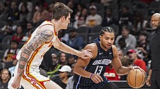 Vít Krejí z Atlanta Hawks brání pronikajícího Jetta Howarda z Oralndo Magic.