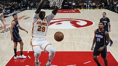 Daeqwon Plowden z Atlanta Hawks smeuje v zápase s Orlando Magic.