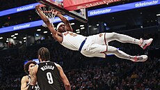 Precious Achiuwa z New York Knicks smeuje v zápase s Brooklyn Nets.