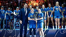 Tereza Vyoralová a Teja Oblaková p�ebírají trofej pro �ampionky Euroligy.