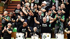 Fanou�ci Baníku Karviná povzbuzují domácí tým.