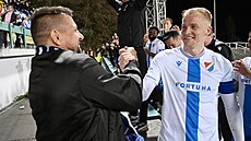 Michal Frydrych z ostravského Baníku p�ijímá gratulaci od klubové legendy...