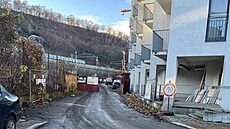 Bahnitý výjezd. Nákladní auta ze stavby nedávno zneistila silnici v ulicích U...