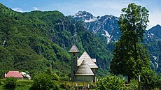 Thethi le�í na úplném severu, blízko Kosova a �erné Hory, v poho�í Prokletije....