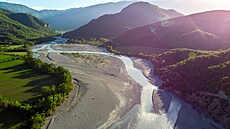 A co na záv�r? Absolutní unikát Albánie, Vjosa. Poslední skute�n� divoká �eka...