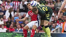 Nathan Collins z Brentfordu v hlavi�kovém souboji s Leandrem Trossardem z...