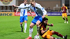 Michal Frydrych z ostravského Baníku získává mí� v utkání s Duklou.