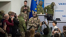 Ukrajin�tí bezpe�nostní d�stojníci doprovázejí zajatého �ínského ob�ana na...