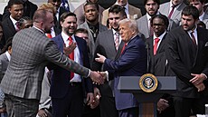 Prezident Donald Trump zdraví �leny fotbalového týmu Státní univerzity v Ohiu,...