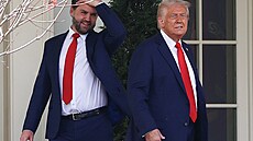 Americký prezident Donald Trump s viceprezidentem J. D. Vancem po setkání s...