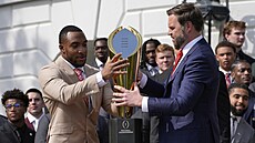 Viceprezident USA J. D. Vance p�i p�edávání trofeje univerzitním �ampion�m v...