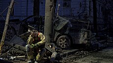Záchraná� odpo�ívá u univerzitní budovy zni�ené ruským raketovým útokem na...