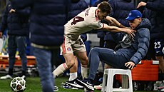 Chorvatský obránce Josip Stani�i� z Bayernu strká do podava�e mí�� v utkání...