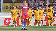 Gólová radost fotbalist� Dukly po tref� Martina Amblera v Plzni.