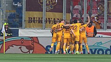 Dukel�tí fotbalisté oslavují gól v Plzni.