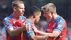 Radost plzeských fotbalist po gólu Cadua (uprosted) proti praské Dukle.