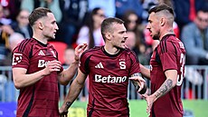 Spar�an�tí fotbalisté slaví úvodní trefu proti Pardubicím. Zleva Jan Kuchta,...