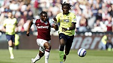 Mohammed Kudus z West Hamu v souboji s protihrá�em ze Southamptonu.