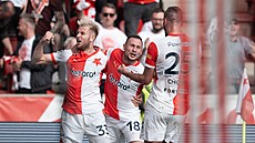 Slávisté se radují z gólu Ond�eje Zmrzlého (vlevo) proti Slovácku.