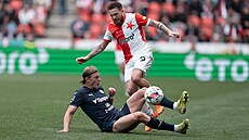 Slávistický úto�ník Vasil Ku�ej se sna�í p�ekonat Vlasije Si�avského ze...