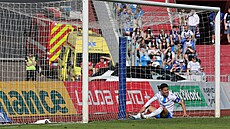 Ostravský úto�ník Ewerton sedí s bolavou nohou v brán� soupe�e z Bohemians.