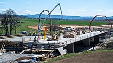 Stavebníci betonují most v Porub� u Vala�ského Mezi�í�í, který je sou�ástí...