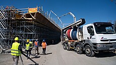 Stavebníci betonují most v Porub� u Vala�ského Mezi�í�í, který je sou�ástí...
