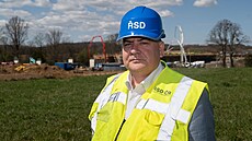 Stavebníci betonují most v Porub� u Vala�ského Mezi�í�í, který je sou�ástí...